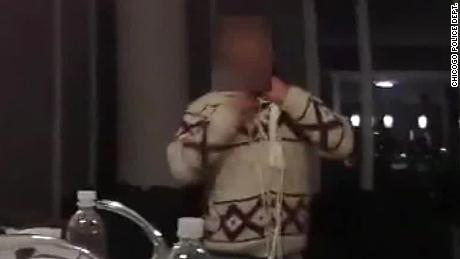 Cảnh sát Chicago đã công bố đoạn phim quay cảnh Jussie Smollett với một sợi dây buộc quanh cổ. 