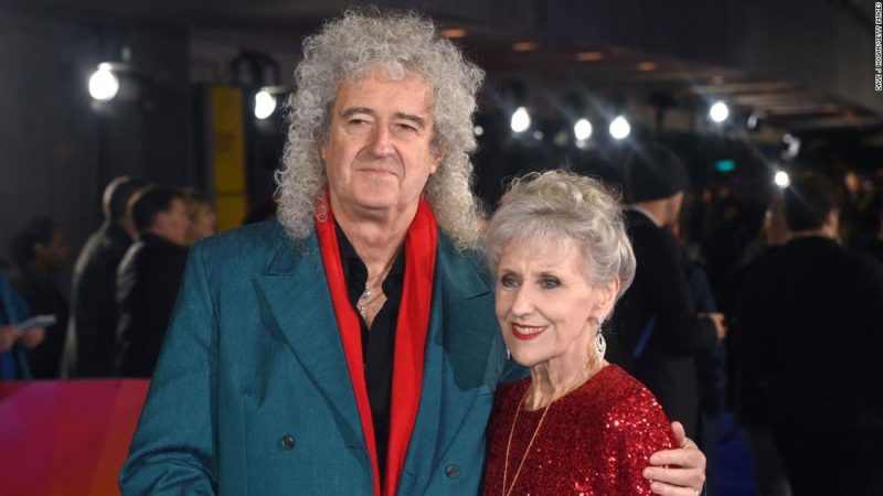 Brian May kể chi tiết về trận chiến Covid-19 'khủng khiếp' của anh ấy khi anh ấy yêu cầu người hâm mộ đi tiêm phòng

