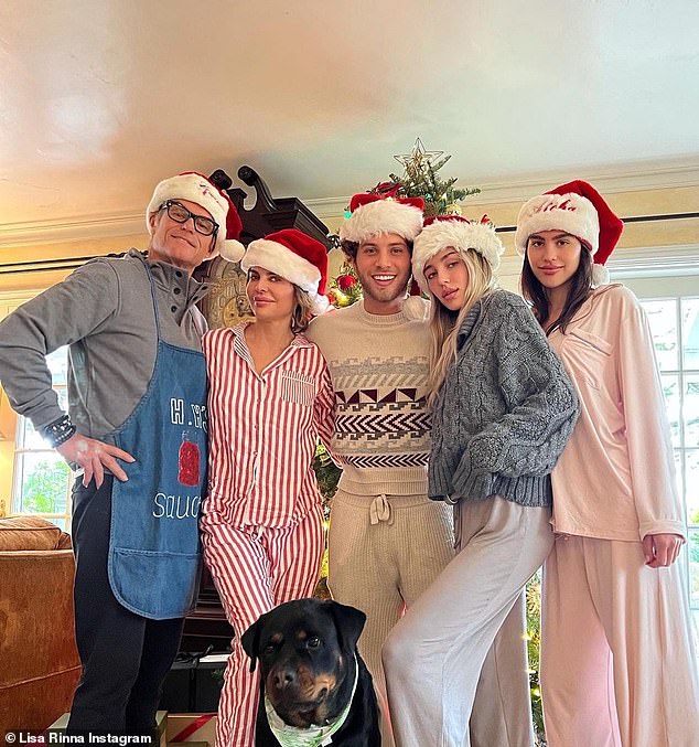 CÁC NGÀY LỄ HẠNH PHÚC: Gia đình - bao gồm cả Cha Harry Hamlin - đã tận hưởng các lễ hội Giáng sinh tại ngôi nhà ở Beverly Hills của họ, nơi tất cả họ đều trưng bày những chiếc mũ phù hợp của ông già Noel.