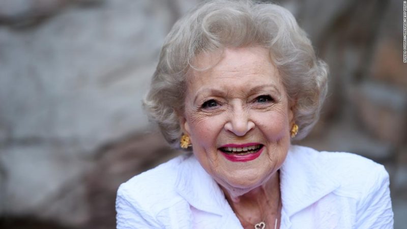 Betty White đã 100 tuổi và tất cả chúng ta đều được gọi là

