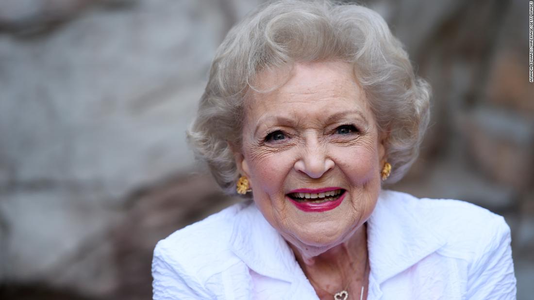 Betty White đã 100 tuổi và tất cả chúng ta đều được gọi là