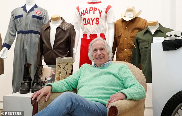 Đấu giá Ngày hạnh phúc: Henry Winkler, 76 tuổi, đang bán đấu giá một số đạo cụ và trang phục mang tính biểu tượng mà nam diễn viên đã mặc, chẳng hạn như The Fonz trong Ngày hạnh phúc, trong sự nghiệp diễn xuất kéo dài sáu thập kỷ của mình