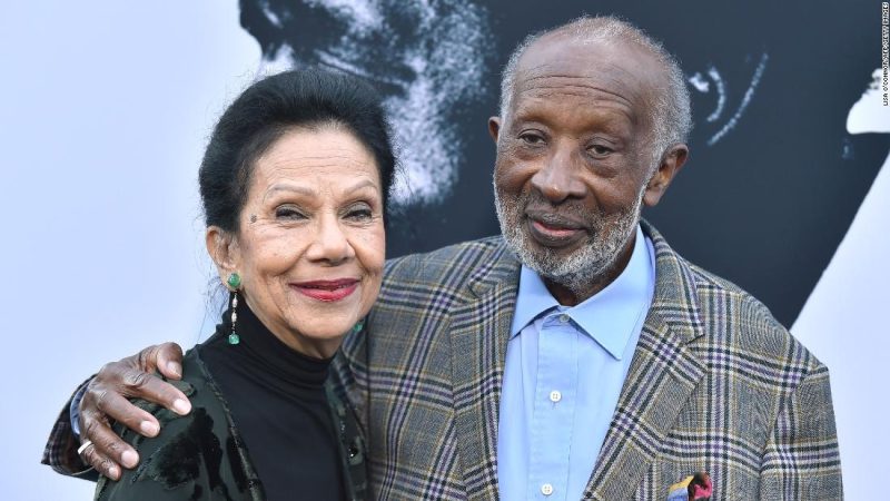 Jacqueline Avant, vợ của giám đốc âm nhạc Clarence Avant, bị giết trong một vụ trộm tại nhà

