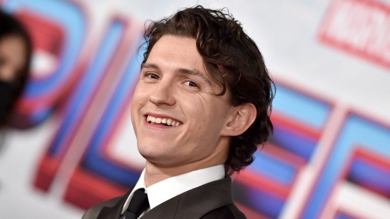 Tom Holland giữ lời hứa với cậu bé đã cứu em gái mình khỏi cuộc tấn công của một con chó

