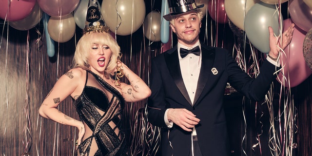 Dẫn chương trình bởi Miley Cyrus và Pete Davidson "Bữa tiệc đêm giao thừa của Miley" Thứ sáu để vang lên trong năm mới.