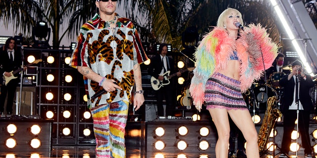 Pete Davidson và Miley Cyrus trên sân khấu trong bữa tiệc đêm giao thừa của họ.
