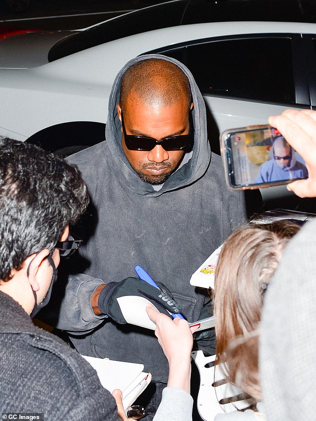 West được nhìn thấy đang ký tặng tại một chuyến đi chơi hôm thứ Hai ở Thành phố của những thiên thần