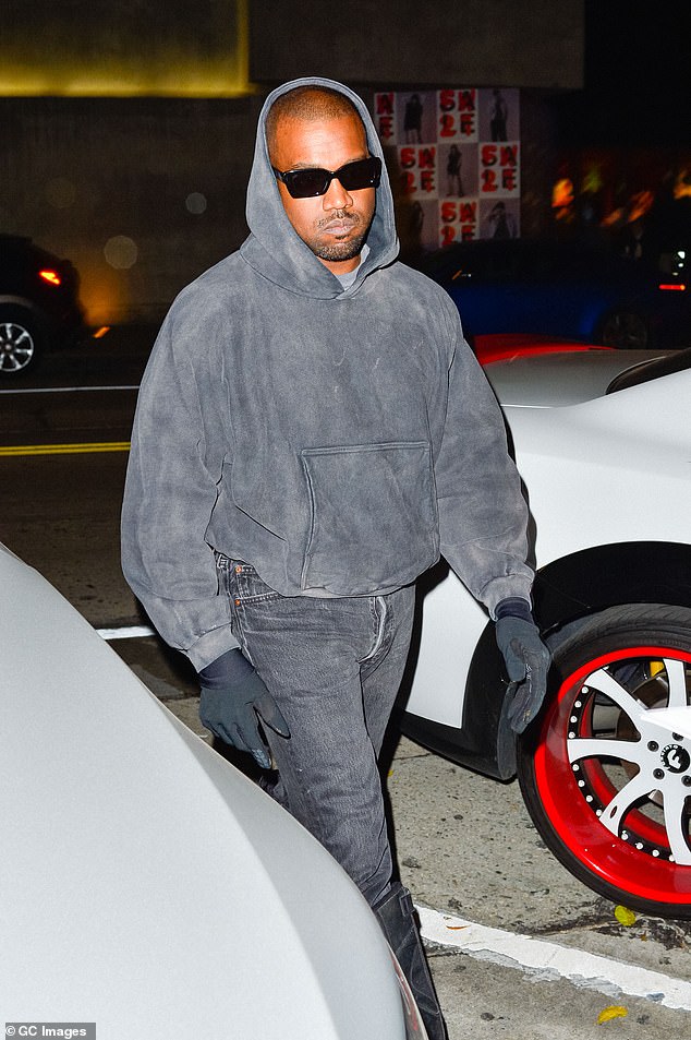 West đã được nhìn thấy ở Los Angeles vào thứ Hai với bộ đồng phục màu xám