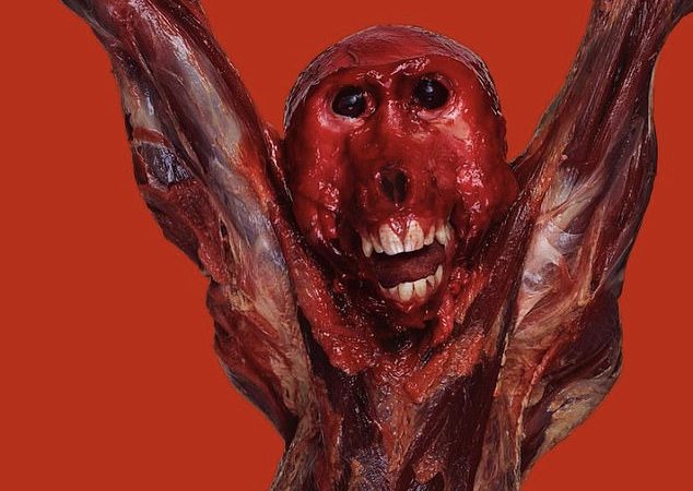 Mới nhất: Kanye 'Ye' West, 44 tuổi, đã lên Instagram hôm thứ Năm với một bức ảnh nổi lên về cách diễn giải nghệ thuật về một con vật có khuôn mặt và cơ thể lột da trên nền đỏ