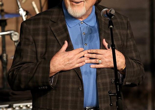 RIP: Nhạc sĩ đồng quê Dallas Fraser, 82 tuổi, qua đời hôm thứ Sáu tại một cơ sở điều dưỡng ở Gallatin, Tennessee sau khi bị đột quỵ vào cuối năm 2021 (ảnh năm 2019)
