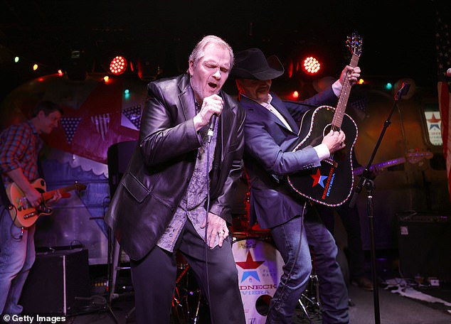 Tháng 3 năm ngoái: Ca sĩ Meat Luv và nghệ sĩ đồng quê John Rich biểu diễn tại Redneck Riviera Nashville vào ngày 27 tháng 3 năm 2021 trong buổi biểu diễn cuối cùng của họ.