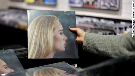Dữ liệu cho biết doanh số bán đĩa vinyl và CD do Adele thúc đẩy, tăng vào năm 2021