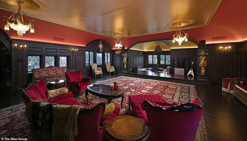 Chà: Khách sạn thời Victoria có các phòng lộng lẫy được neo với sàn gỗ cứng sẫm màu, tường thụt vào trong và đèn chùm trang nhã treo trên trần nhà dát vàng
