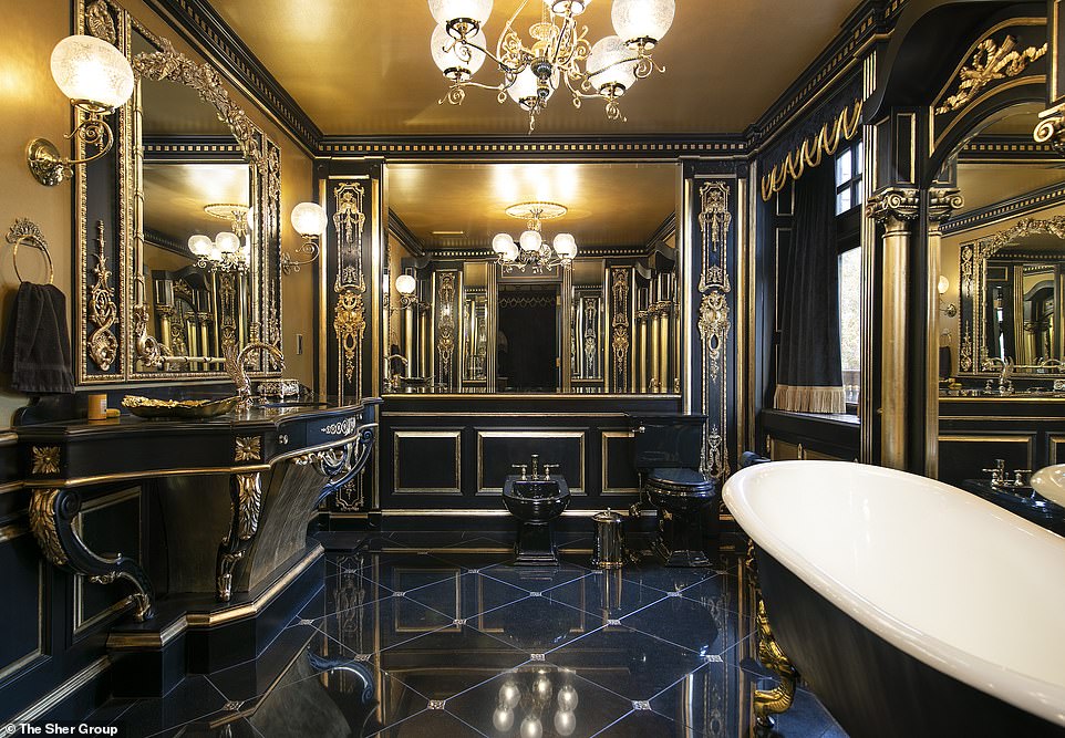 Tuyệt đẹp: Ngay cả phòng tắm cũng ấn tượng với sàn gạch bóng bẩy, bồn tắm sang trọng và tất nhiên là nhiều vàng