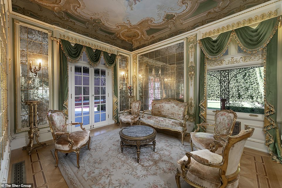 Thật khó quên: Một số phòng giống như một cung điện thực sự với vàng được truyền vào những bức tường màu xanh bạc hà và trần nhà được sơn đẹp mắt