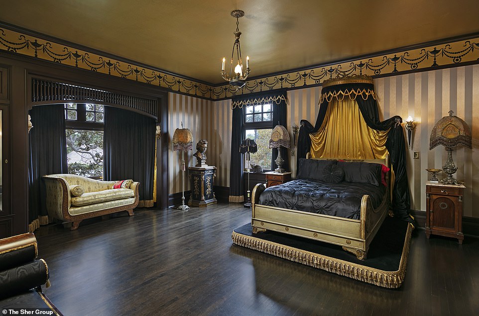 Ngủ như một vị vua!  Một trong những phòng ngủ được trang trí bằng vàng chạm, từ giường đến tường