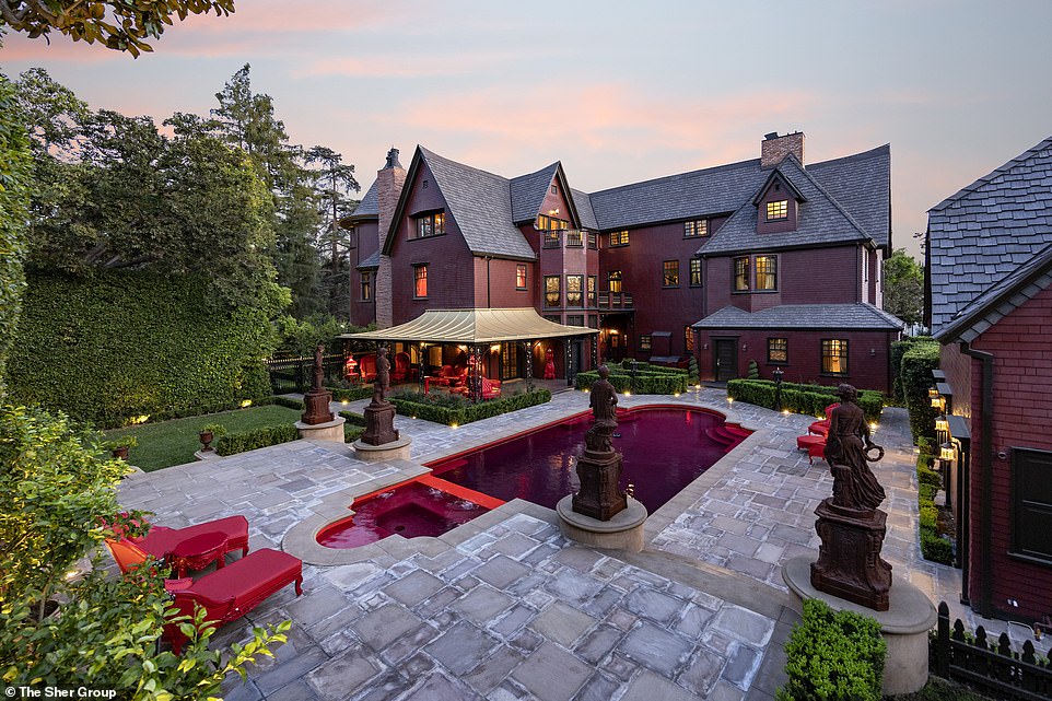 Kat Von D liệt kê ngôi nhà của cô ấy hoàn chỉnh với hồ bơi đầy NƯỚC ĐỎ với giá 15 triệu đô la