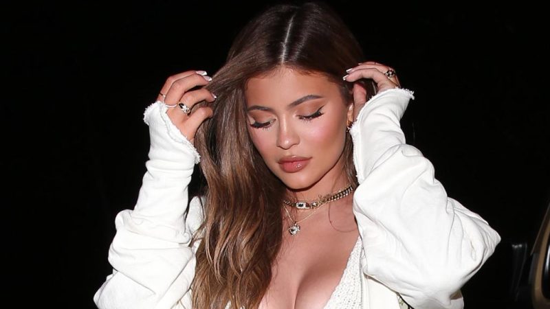 Kylie Jenner diện Cupid trong đôi dép xỏ ngón màu đỏ cực hot và chiếc váy mini trái tim cho Bộ sưu tập mỹ phẩm ngày lễ tình nhân
