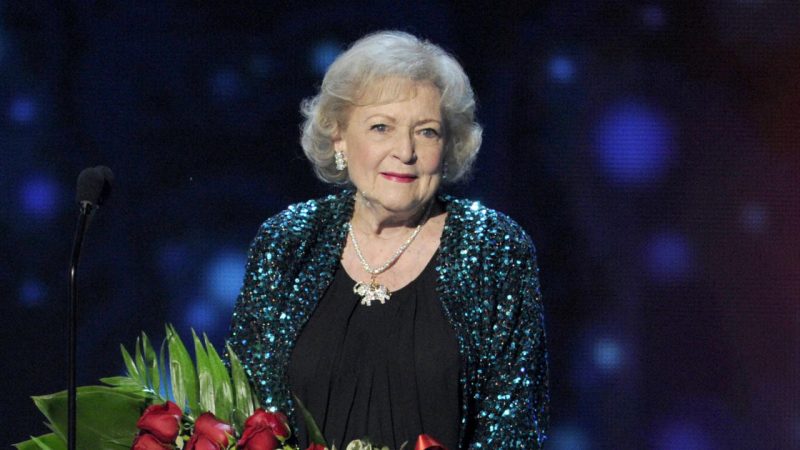 Betty White chết vì một cơn đột quỵ mà cô ấy phải chịu đựng sáu ngày trước

