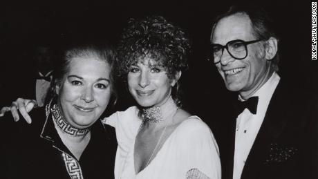 Marilyn Bergman, trái, và chồng Alan Bergman, phải, với Barbra Streisand, giữa, vào năm 1966.