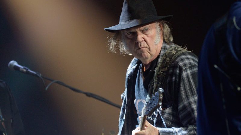 Neil Young: Phản ứng dữ dội đang gia tăng đối với Spotify

