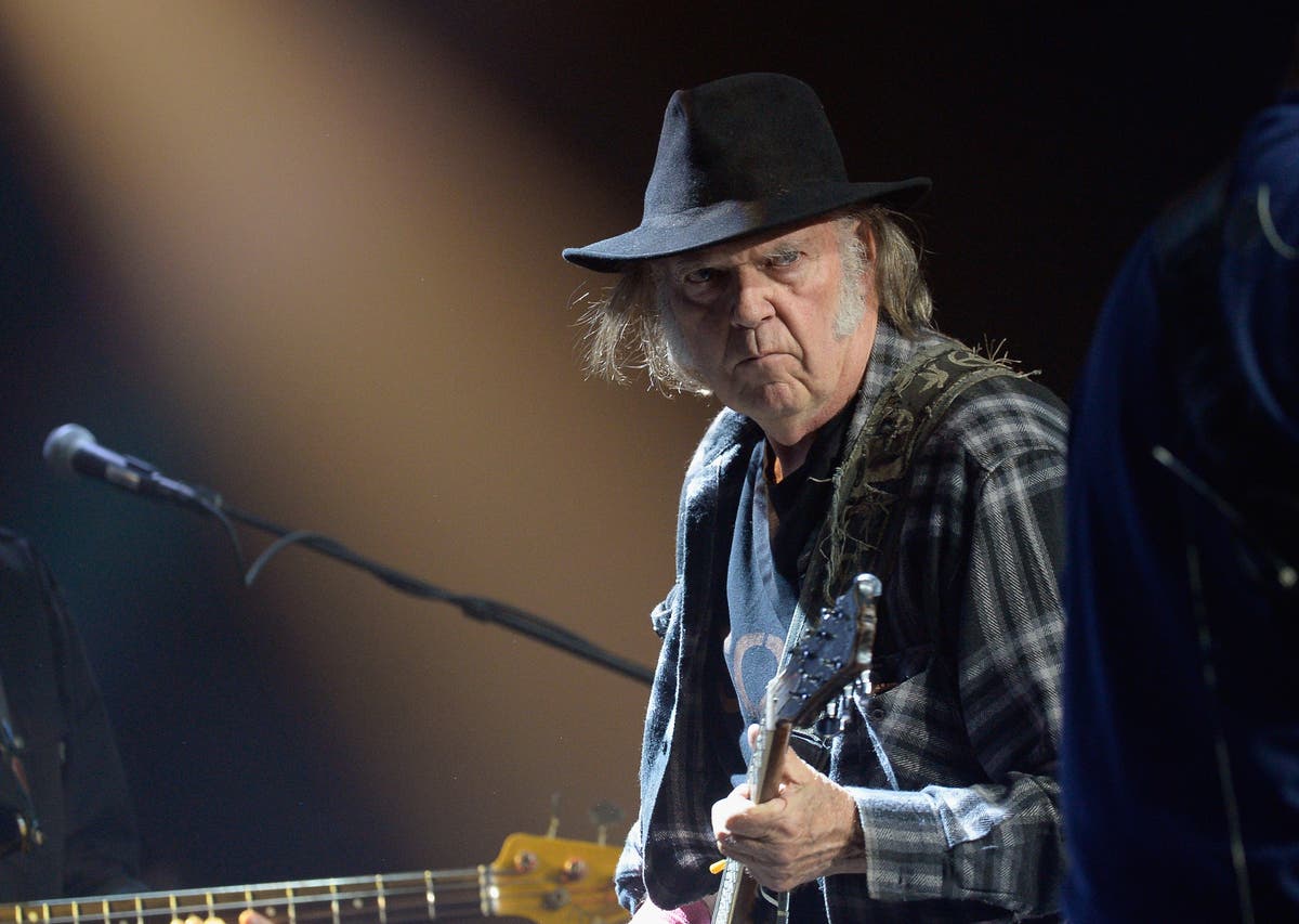 Neil Young: Phản ứng dữ dội đang gia tăng đối với Spotify