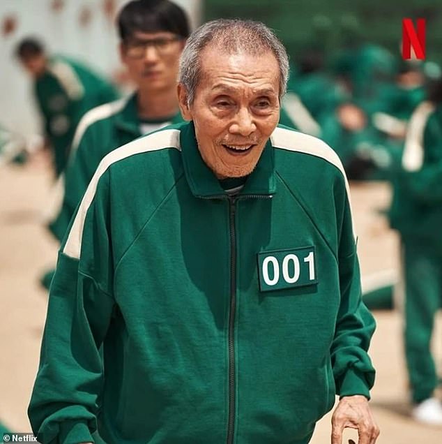 Nó là số một!  Ngôi sao của Squid Game, O Yeong-su, 77 tuổi, (trong ảnh) đã giành giải Nam diễn viên phụ xuất sắc nhất mảng truyền hình tại Quả cầu vàng năm nay cho vai diễn trong bộ phim truyền hình ăn khách của Netflix.  Hình trong Mực