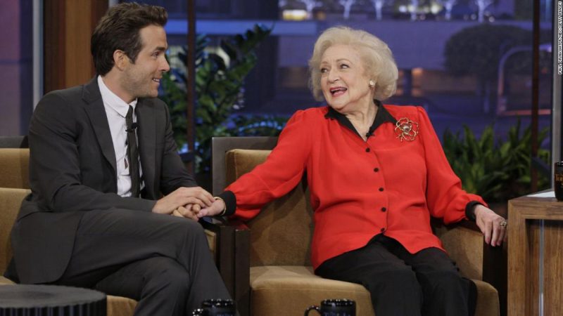 Ryan Reynolds, Valerie Bertinelli, Henry Winkler và nhiều nghệ sĩ khác dành sự tôn vinh cho Betty White

