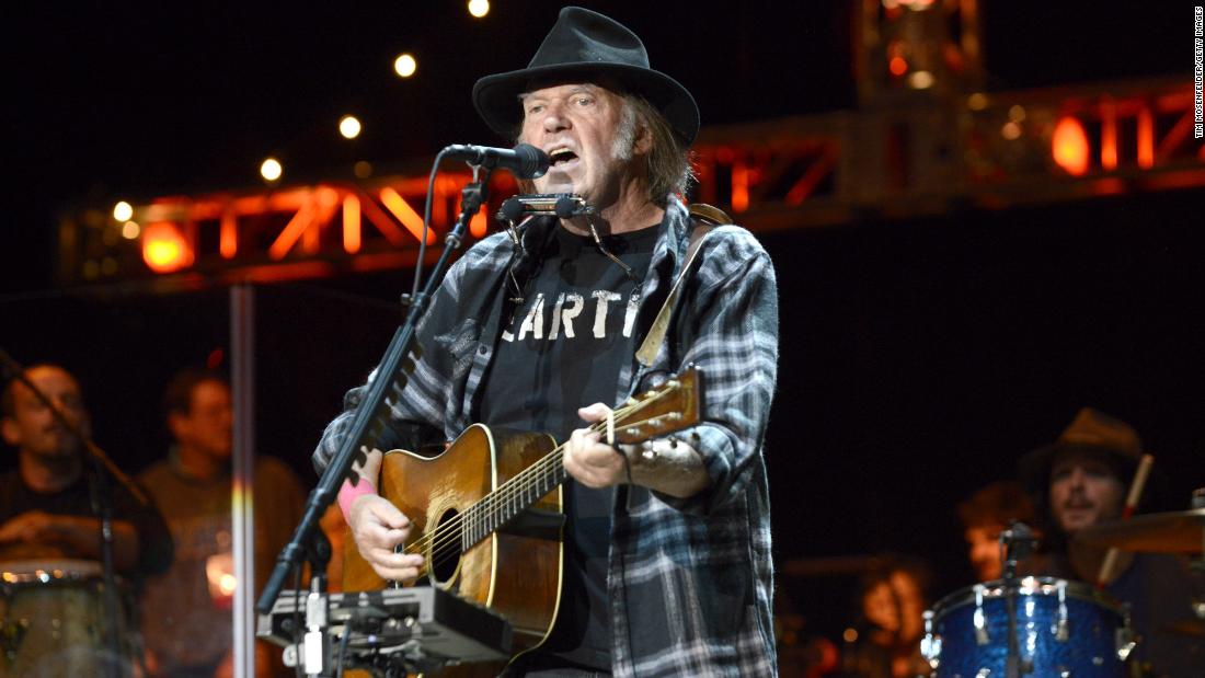 Spotify cho biết họ sẽ xóa nhạc của Neil Young, theo báo cáo
