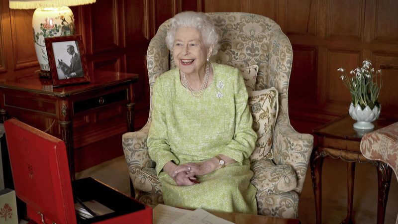 Nữ hoàng Elizabeth II đã có kết quả xét nghiệm dương tính với COVID-19 và đang có các triệu chứng nhẹ


