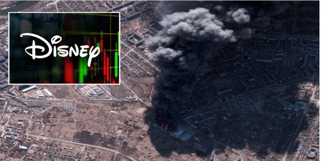 Hình ảnh vệ tinh cho thấy một vụ cháy nhà kho và các cánh đồng bị phá hủy ở Chernihiv, Ukraine, ngày 28 tháng 2 năm 2022. Hình trong: Logo của Disney. 