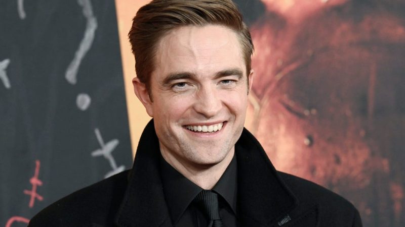 Ngôi sao "Người dơi" Robert Pattinson gặp sự cố khi lấy trộm tất

