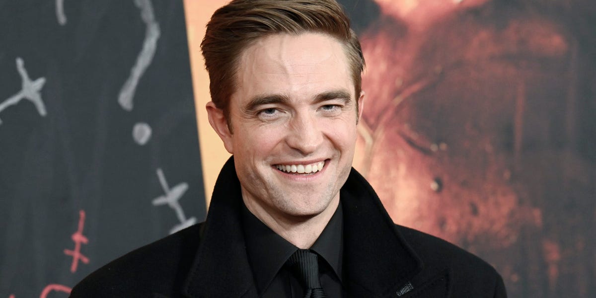 Ngôi sao “Người dơi” Robert Pattinson gặp sự cố khi lấy trộm tất