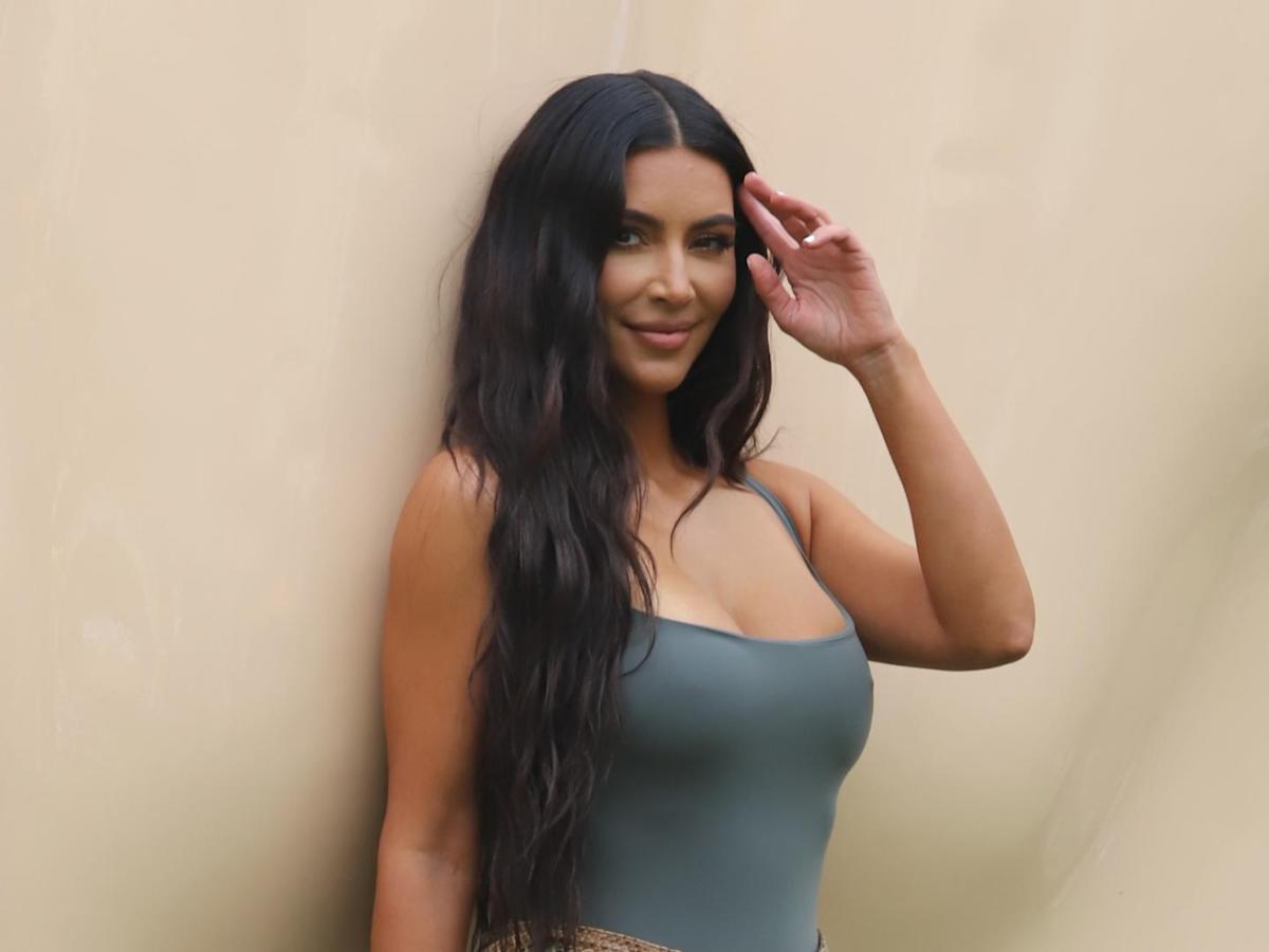 Kim Kardashian dạo phố hoang dã trong bộ bikini loe và chụp bằng mô tô