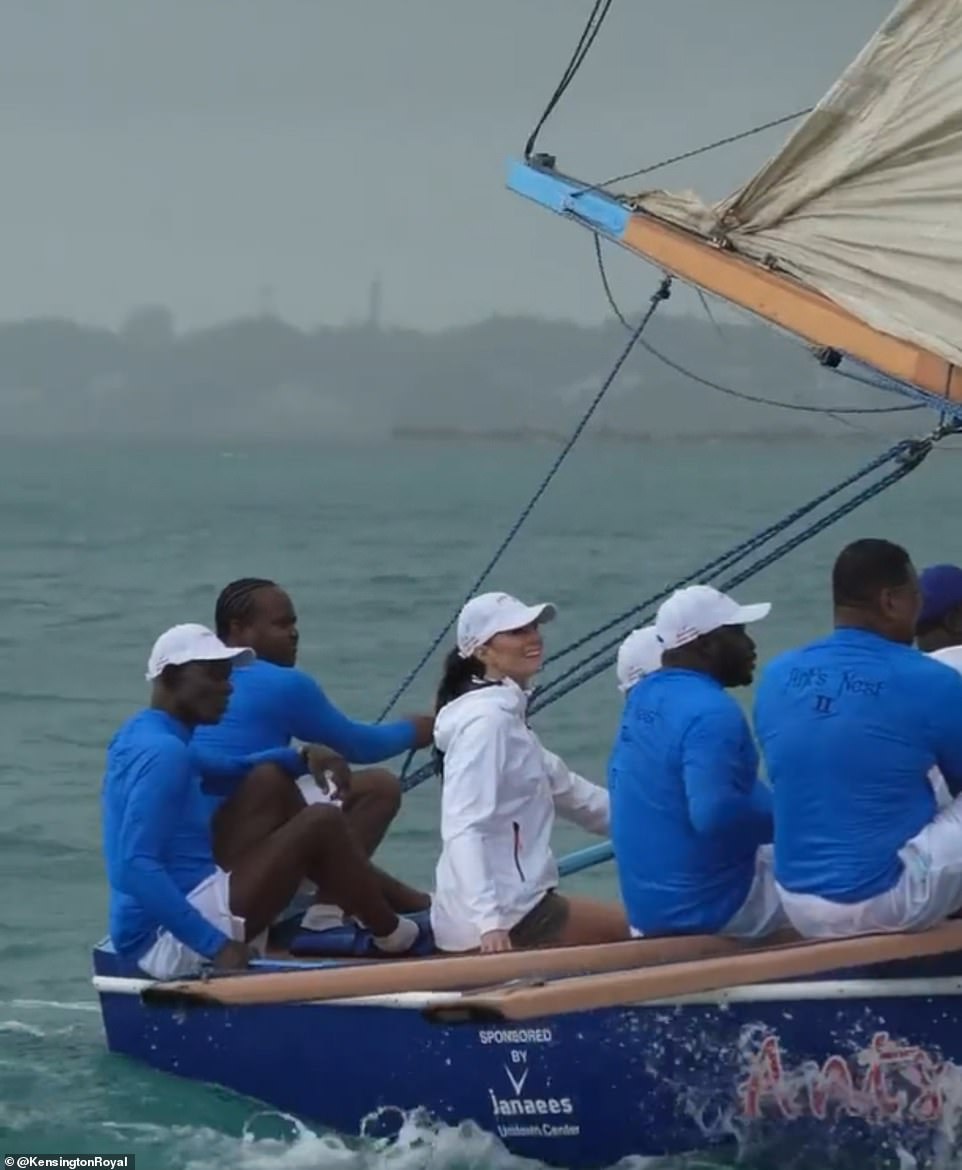 Kate và Hoàng tử William thể hiện kỹ năng chèo thuyền dưới trời mưa trong một video mới từ regattas ở Bahamas