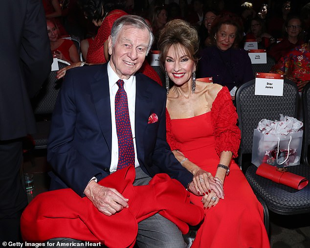 Con đường họ đã đến: Đây họ được nhìn thấy trên bộ sưu tập váy đỏ 2020 Go Red For Women của Hiệp hội Tim mạch Hoa Kỳ tại Phòng khiêu vũ Hammerstein vào tháng 2 năm 2020 ở Thành phố New York