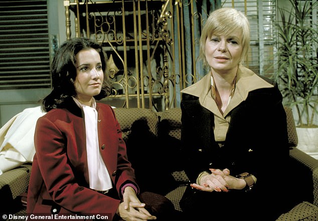 Bác sĩ thú y truyền hình: Ngôi sao nổi tiếng với vai diễn Erica Kane trong bộ phim truyền hình ban ngày All My Children của đài ABC trong toàn bộ mạng chiếu từ năm 1970 đến năm 2011. Bên trái là Elaine Letchworth, bên phải