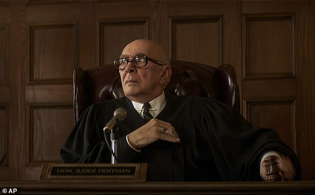 Angela đóng vai Thẩm phán Julius Hoffman trong Phiên tòa Chicago 7 năm 2020