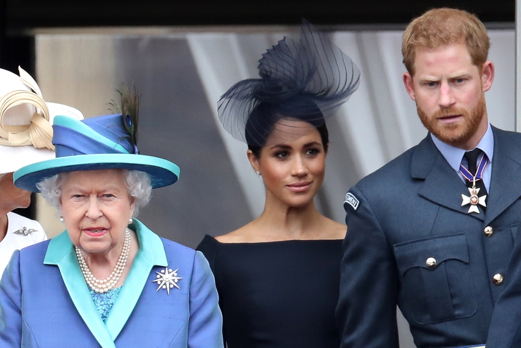 Nữ hoàng Elizabeth II, Hoàng tử Harry, Công tước xứ Sussex và Meghan, Nữ công tước xứ Sussex trên ban công của Cung điện Buckingham khi gia đình hoàng gia tham dự các sự kiện kỷ niệm 100 năm RAF vào ngày 10 tháng 7 năm 2018 tại London, Anh. 