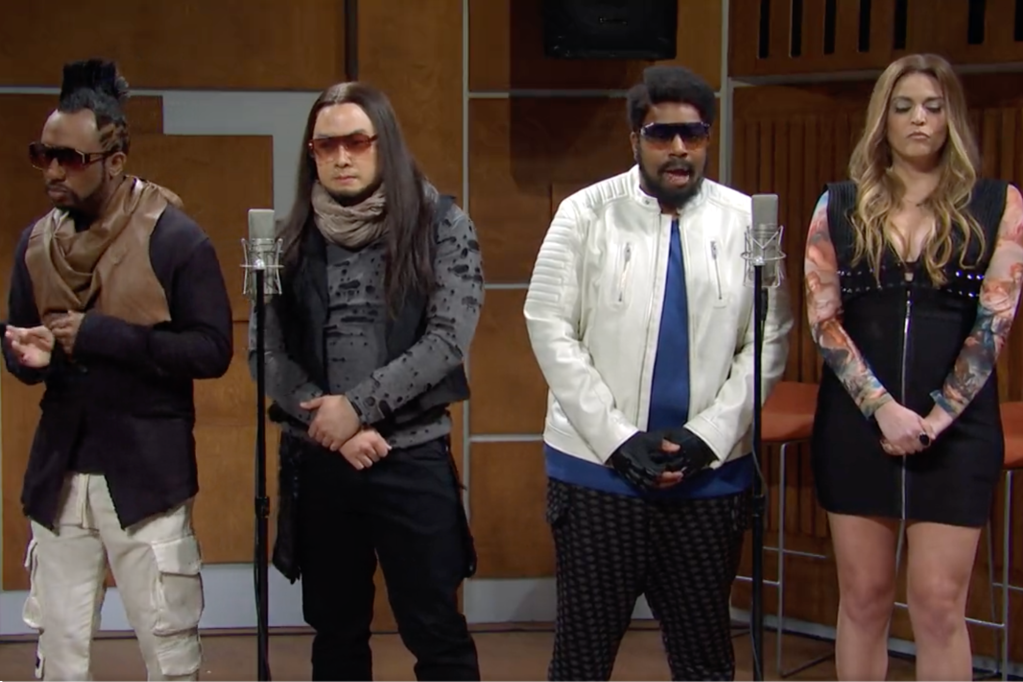 Cecily Strong, Kenan Thompson, Bowen Yang và Chris Redd xuất hiện với tư cách là Black Eyed Peas trên Saturday Night Live.