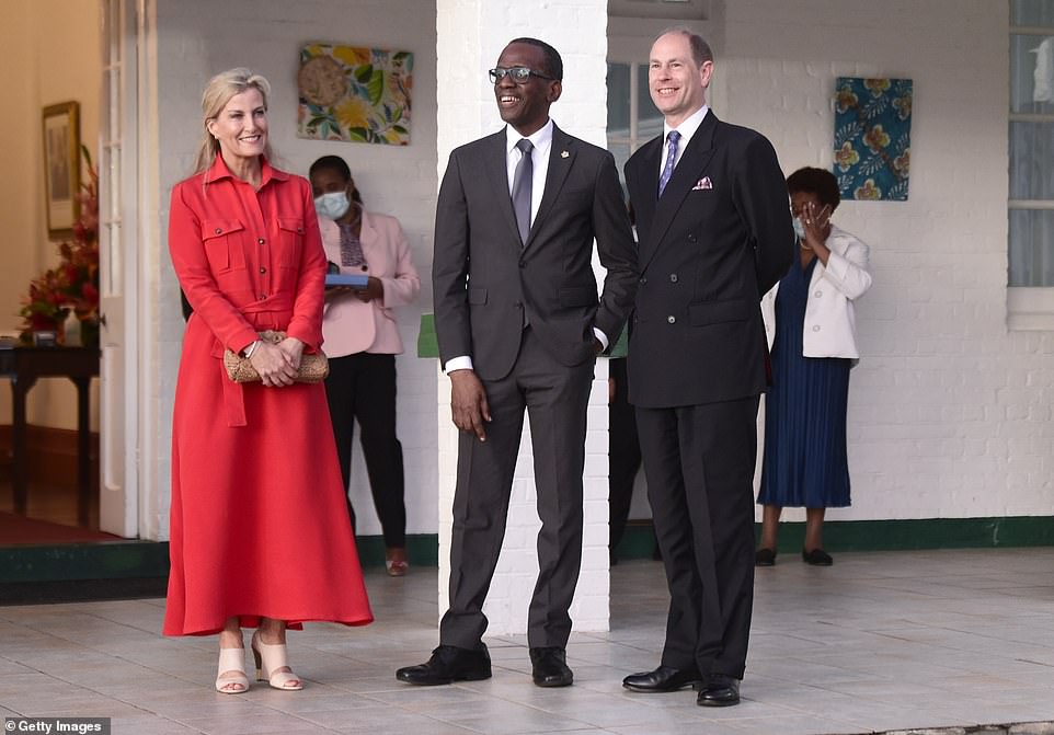 Cặp đôi đã được Thủ tướng của Saint Lucia, Philippe Pierre, chào đón tại một bữa tiệc chiêu đãi tại dinh thự trên đảo của ông vào buổi tối.