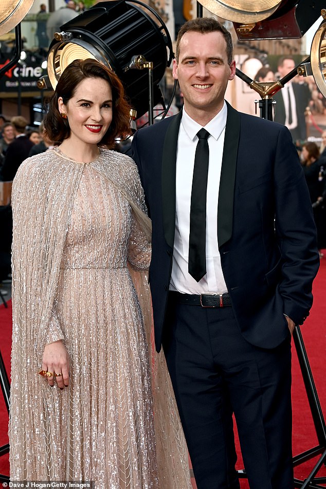 Hồi hộp: Trong khi xuất hiện trên thảm đỏ với tư cách một cặp đôi đã đính hôn, Michelle lấp lánh trong chiếc váy màu bạc bắt mắt tại buổi ra mắt Downton Abbey: New Era London