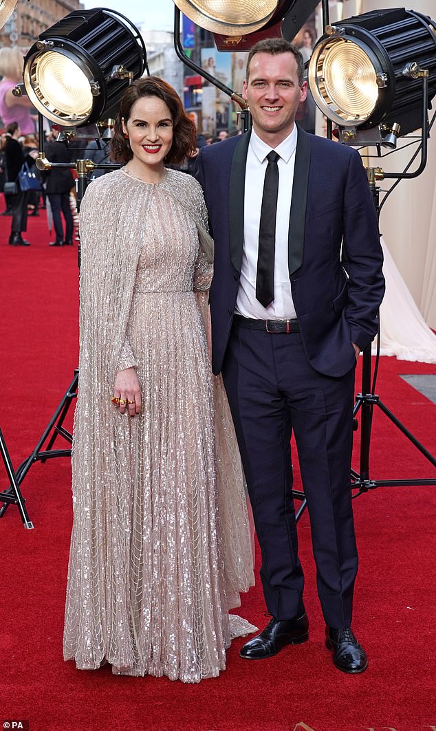 Red Carpet Debut: Cặp đôi đã đính hôn trước đó đã xuất hiện trên thảm đỏ với tư cách là một cặp đã đính hôn tại buổi ra mắt Downton Abbey: A New Era ở Quảng trường Leicester.