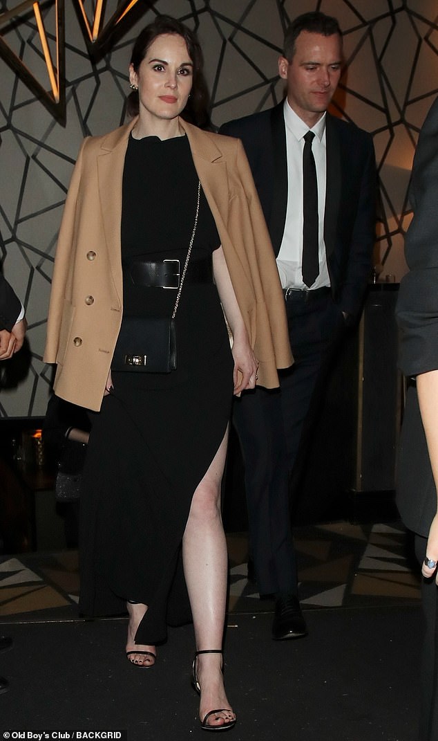 Michelle Dockery và hôn phu Jasper Waller-Bridge tham dự một bữa tiệc ở Downton sau màn ra mắt thảm đỏ của họ
