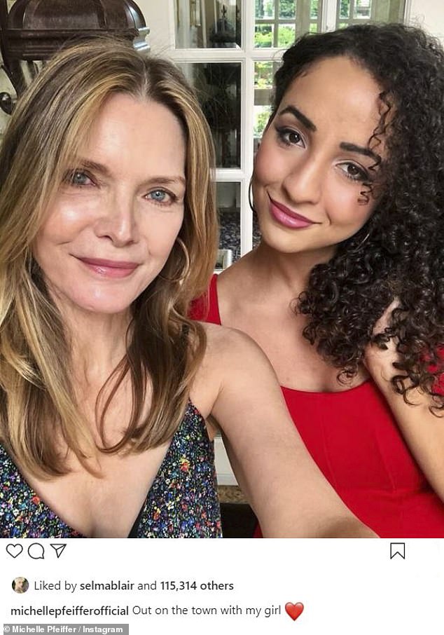 Thật DỄ THƯƠNG: Pfeiffer đã chia sẻ một bức ảnh tự sướng hiếm hoi và xinh đẹp với cô con gái đáng yêu Claudia Rose trên Instagram của cô ấy vào năm 2021