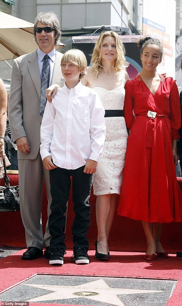 Khoảnh khắc đáng sợ: Pfeiffer được chụp ảnh vào năm 2007 với chồng và hai con, Claudia và John