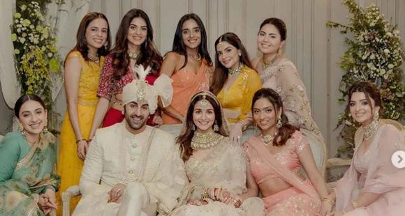 Hình ảnh mới của Ranbir Kapoor và Alia Bhatt với dàn phù dâu trong đám cưới tràn ngập niềm vui, tiếng cười và tình yêu

