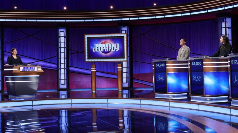 'Jeopardy' khai thác Michael Davis là người dẫn chương trình thường xuyên - The Hollywood Reporter

