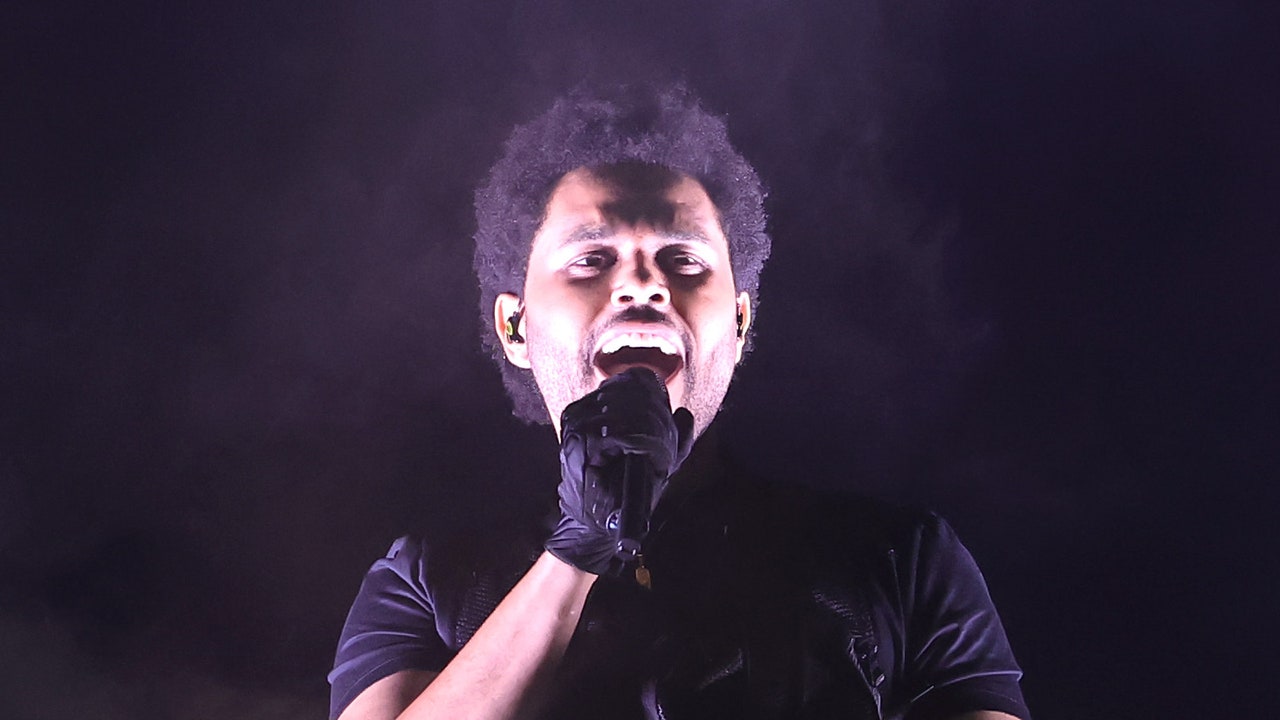 Xem The Weeknd chơi “Hurricane” của Kanye trong khi xem với Mafia nhà Thụy Điển tại Coachella 2022