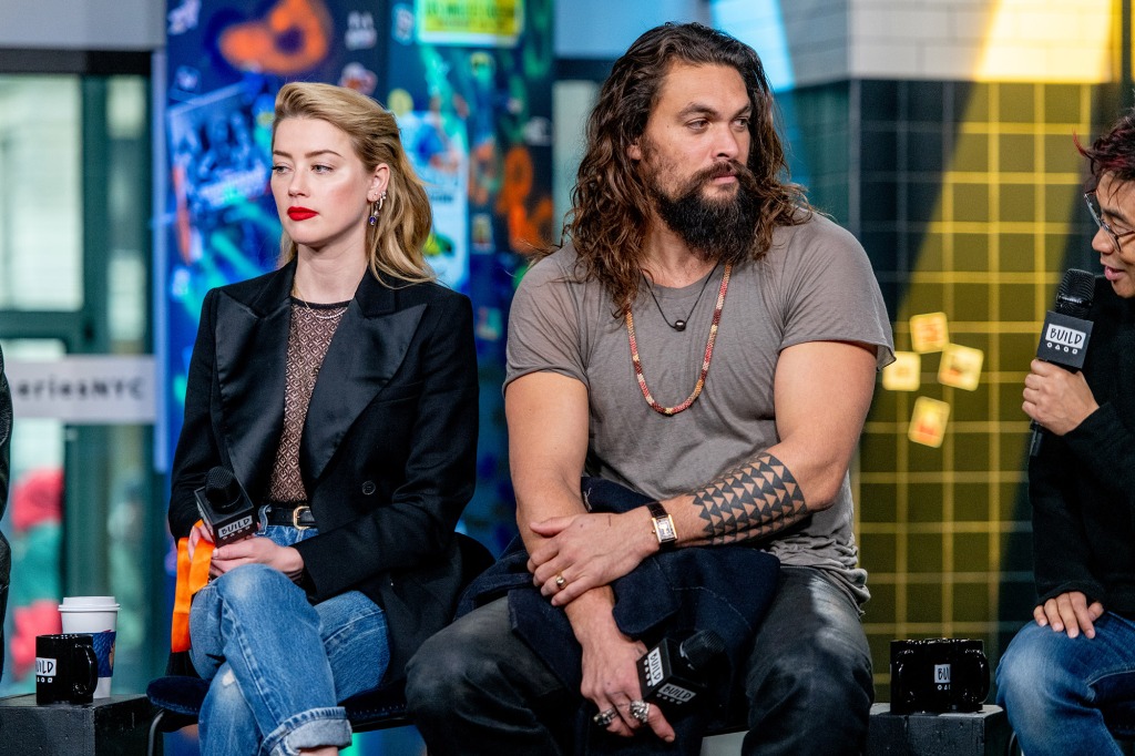 NEW YORK, NY - 3 tháng 12: Amber Heard và Jason Momoa thảo luận "Aquaman" Với Series Build tại Build Studio vào ngày 3 tháng 12 năm 2018 ở Thành phố New York.  (Ảnh của Roy Rochlin / Getty Images)